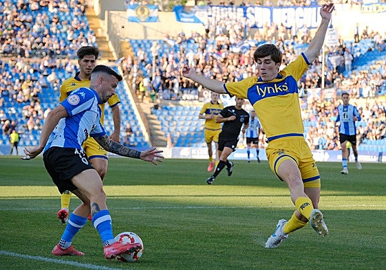 Javi Moreno, en un encuentro esta temporada en el Rico Pérez.