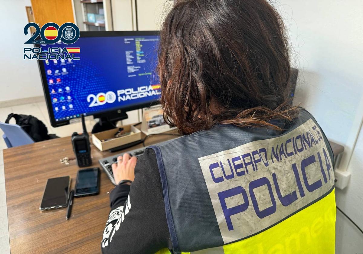 Investigadora de la Policía Nacional en una imagen de archivo.