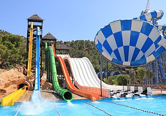 Aqualandia abre sus puertas y celebra 40 años de diversión en el agua