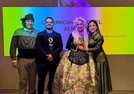 Alba Muñoz con su sucesora, el presidente de la Federació y Rubén Urbán.