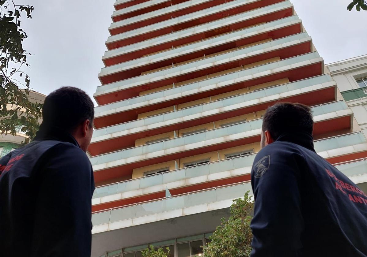 Bomberos de Alicante inspeccionan un rascacielos en la Explanada.