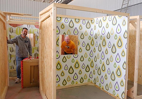 José Manuel Sampere y Vicente Ferrández, en el taller de El Cabasset.