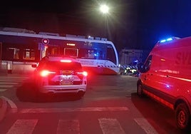 Efectivos atienden al herido tras el accidente.