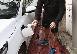Recarga de coche eléctrico.
