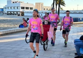 Enma y sus compañeros de viaje a su llegada a Santa Pola.