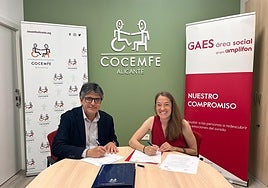 Firma del convenio entre Francesc Carreño, responsable del Área Social e Investigación en Audiología de GAES; y Cristina Esclapés, presidenta de COCEMFE Alicante.