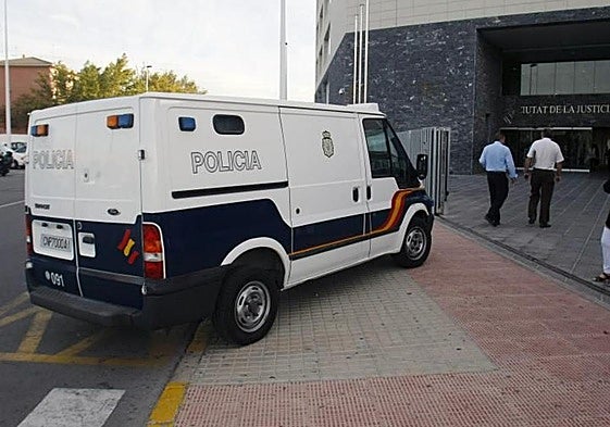 Furgón policial en los juzgados de Elche.