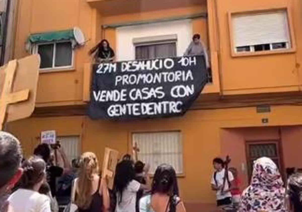 Activistas despliegan una pancarta en la vivienda de Olga.