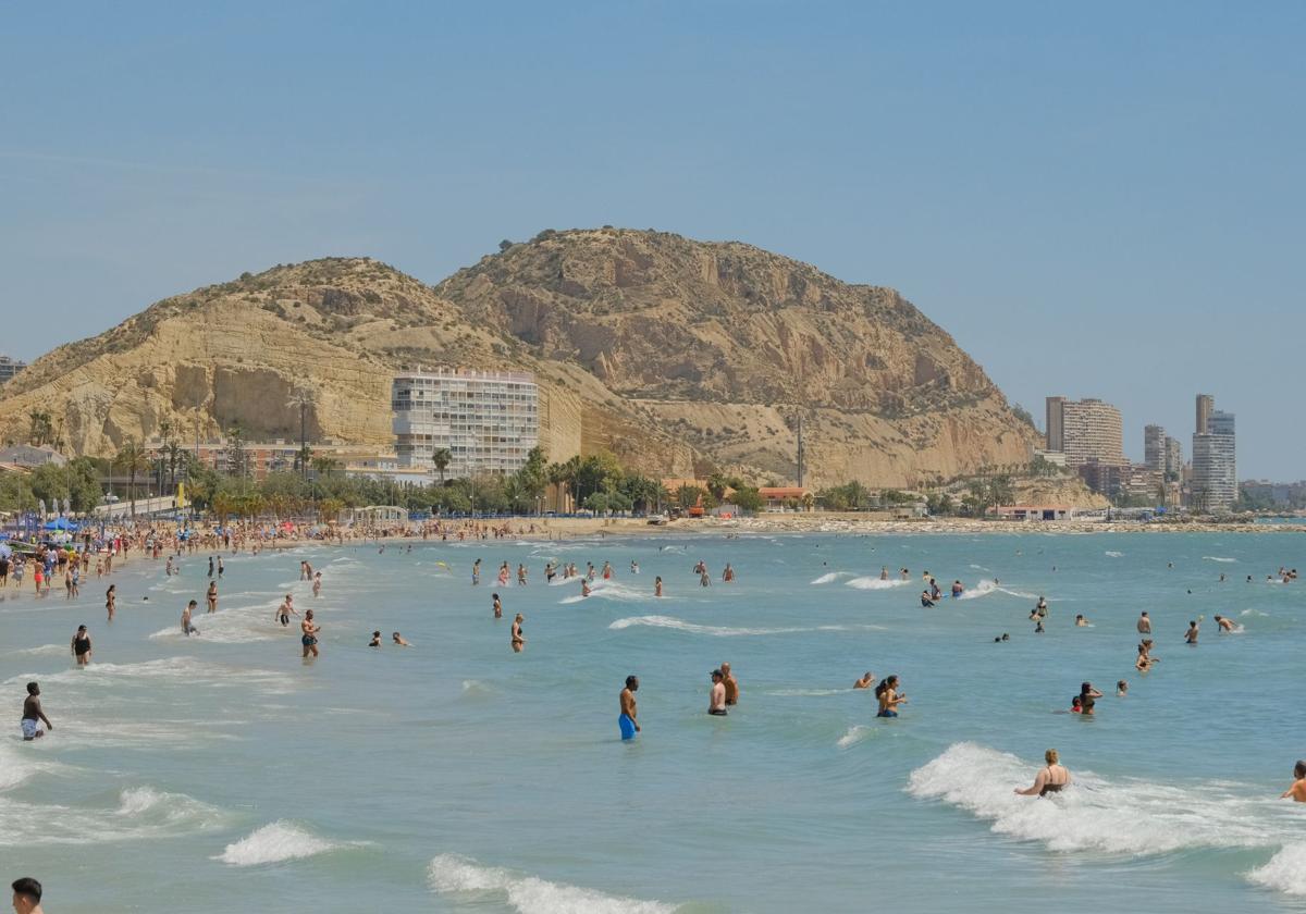 Beachgoers at Postiguet this weekend.