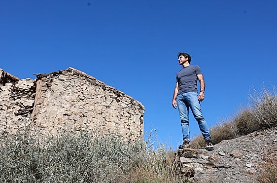 Miguel Ángel Ruiz en la Sierra Almenara, frente a las costas del sur de Murcia.