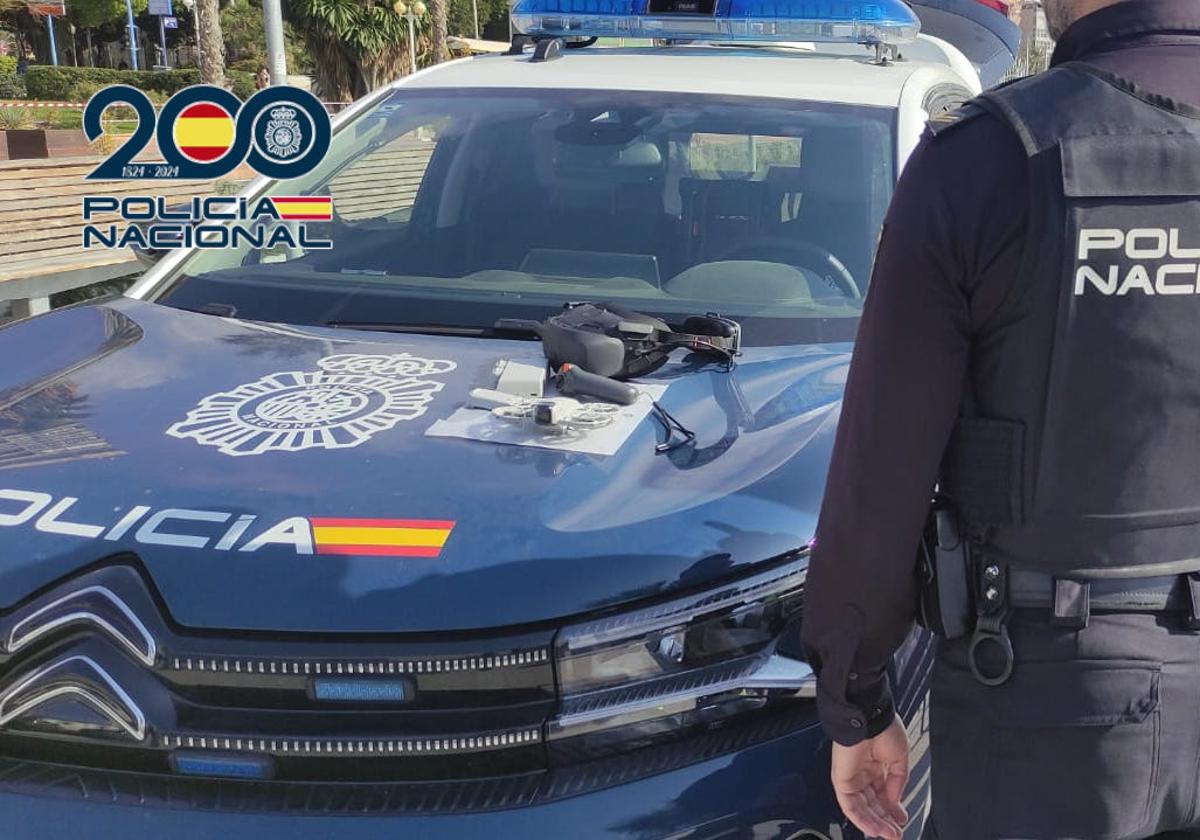 Un agente de la Unidad Aérea de la Policía Nacional de Alicante junto al dron intervenido en el puerto.