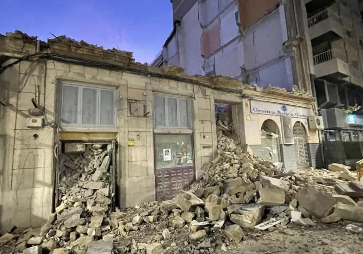 La fachada del número cinco de Doctor Gadea ha quedado reducida a escombros.