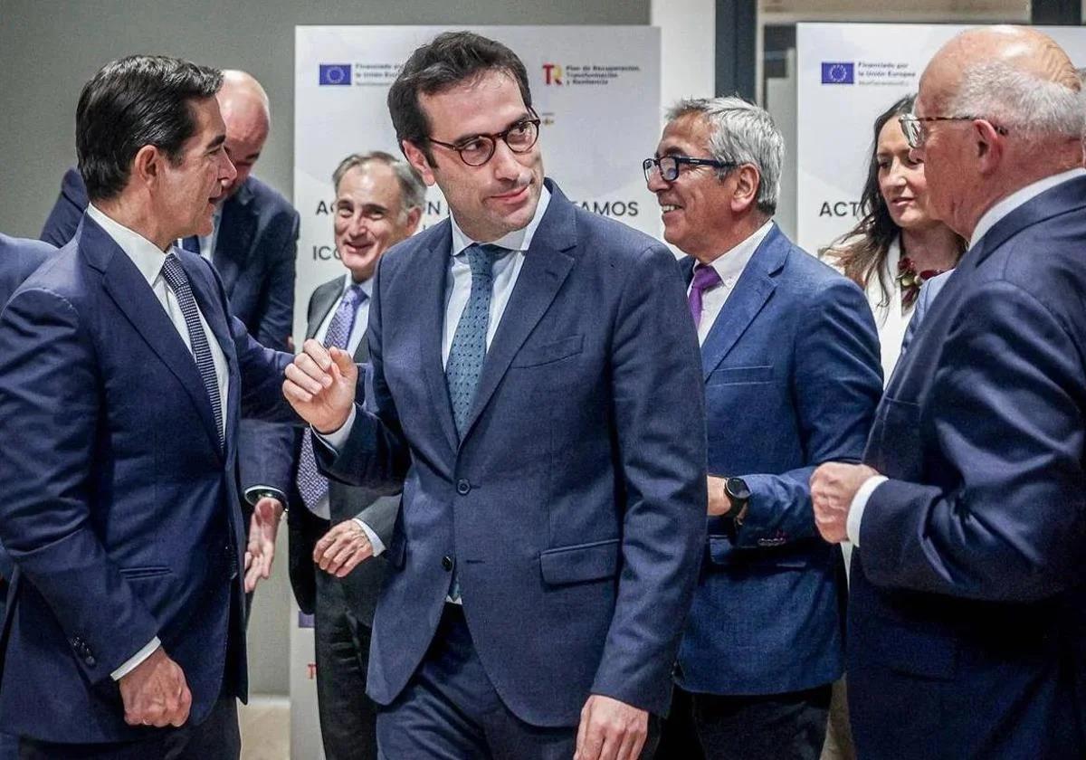 El ministro de Economía eleva la OPA del Sabadell al Consejo de Ministros, que será quien decida sobre la operación