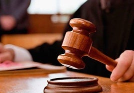 Un juez dicta sentencia golpeando con el mazo.