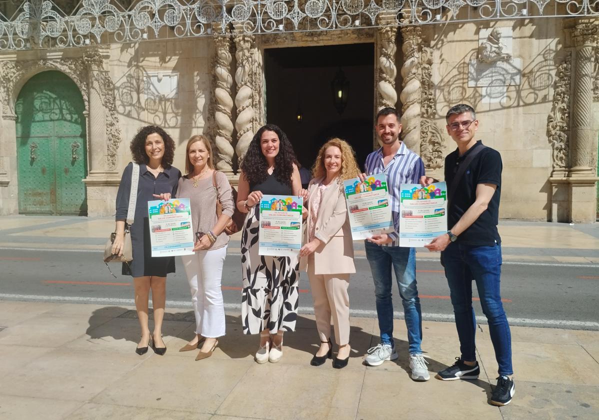 Responsables de Atención Primaria del Departamento de Salud de Sant Joan junto a la edil de Sanidad de Alicante con los carteles.