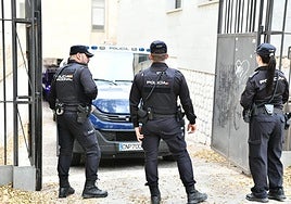 Un furgón de la Policía Nacional sale de los juzgados de Alicante.