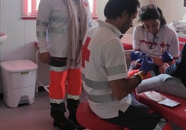 Atención de Cruz Roja a uno de los inmigrantes rescatados.