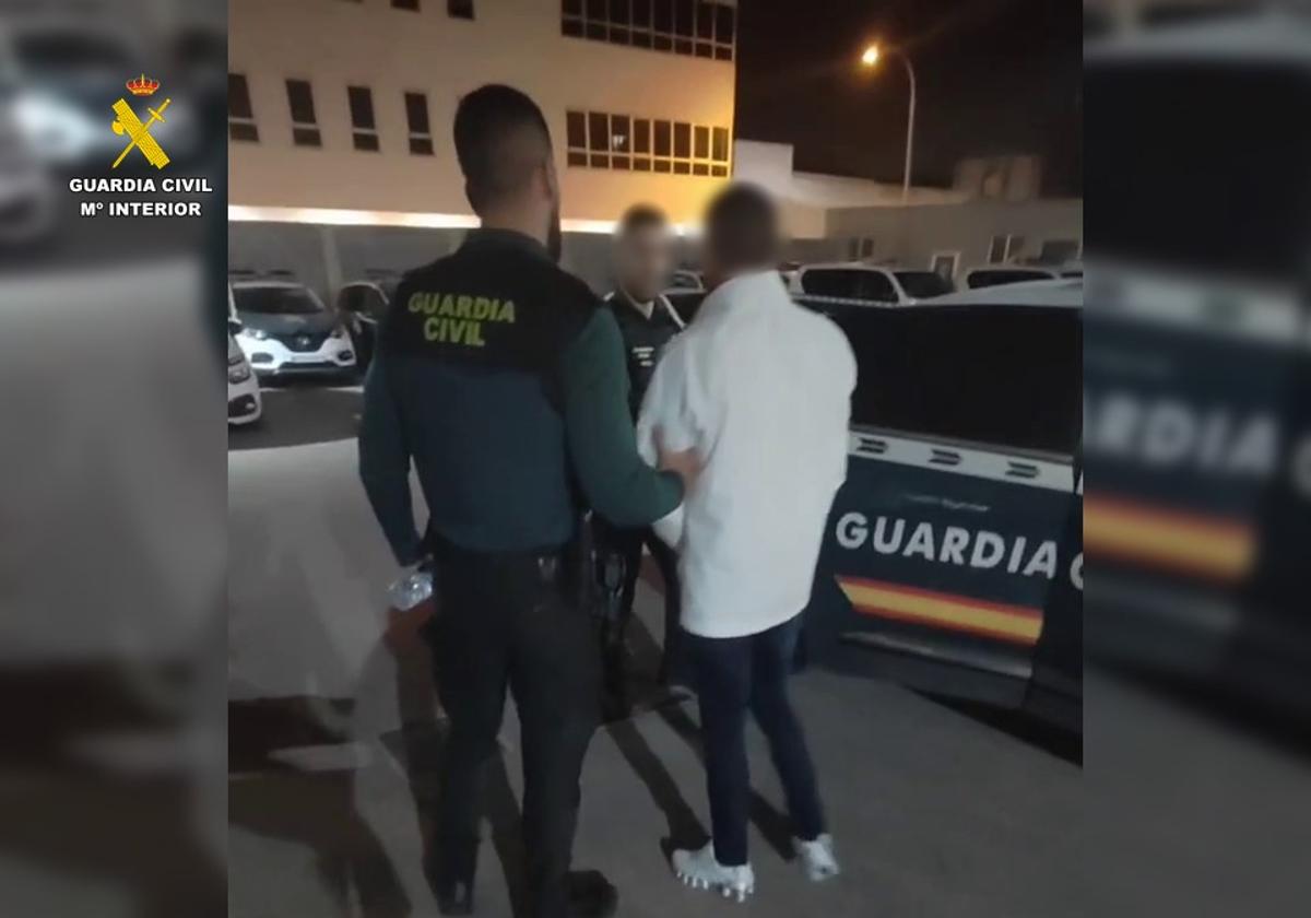 Civil Guard officers escort the arrested fugitive in Torrevieja.