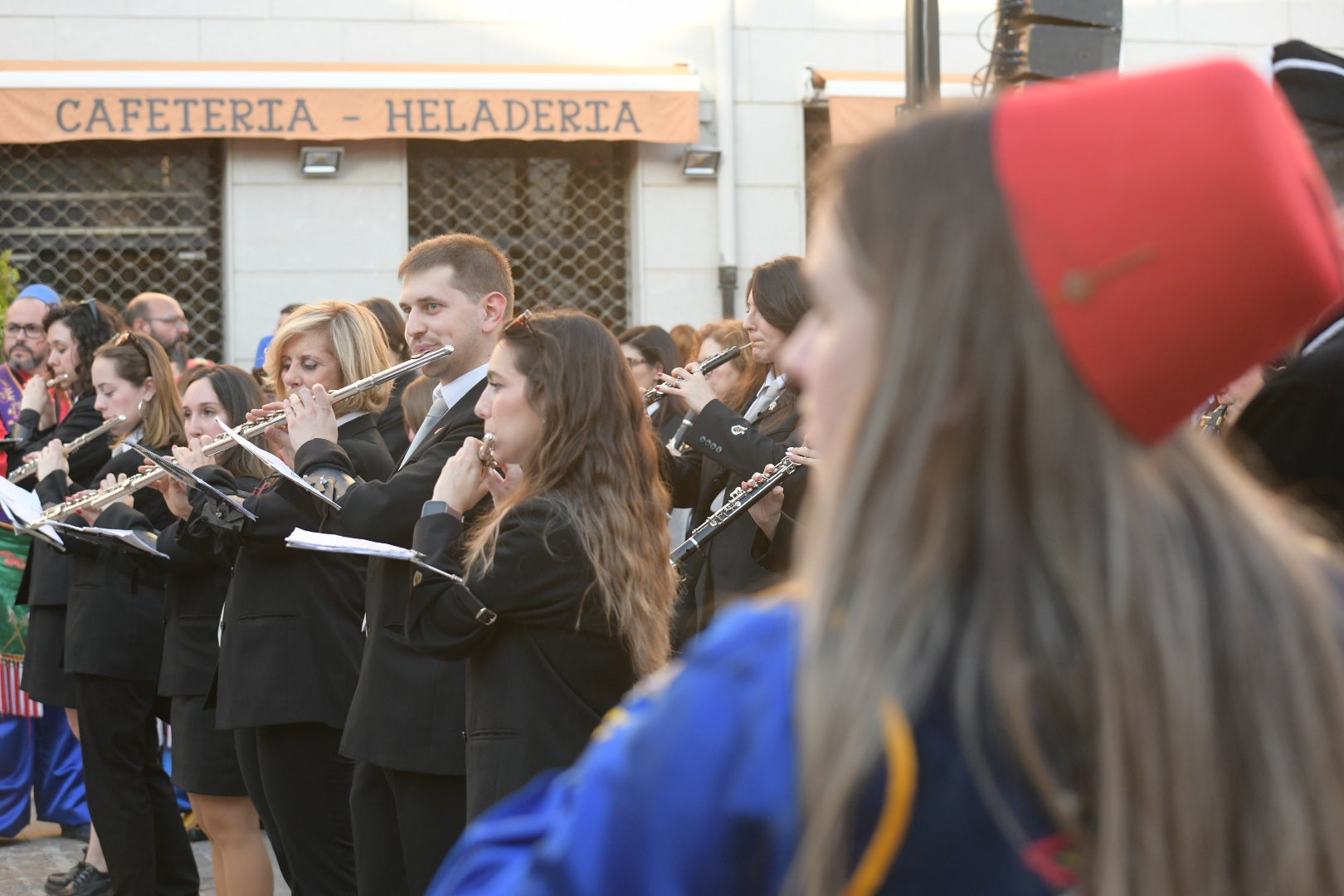 Elda vibra al unísono: la ciudad canta el himno Idella en un emotivo arranque de los Moros y Cristianos