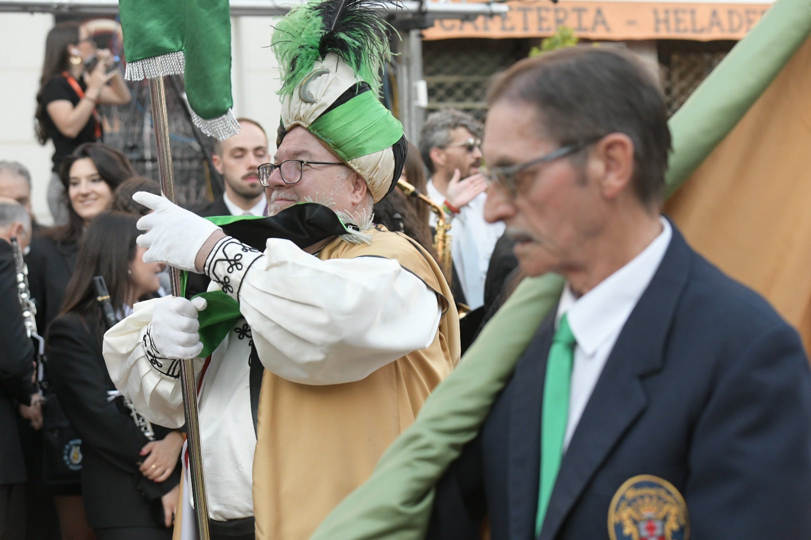 Elda vibra al unísono: la ciudad canta el himno Idella en un emotivo arranque de los Moros y Cristianos