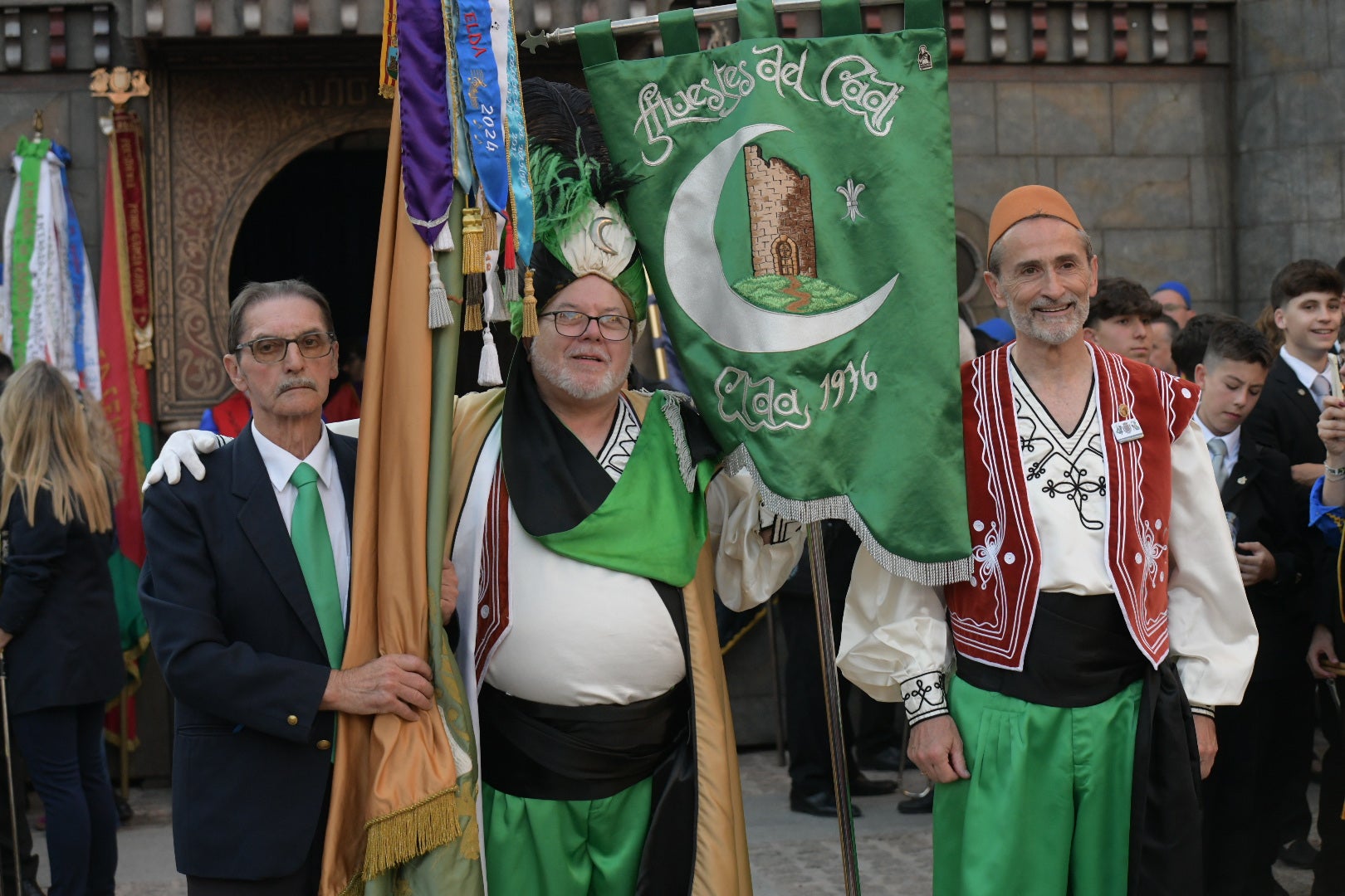 Elda vibra al unísono: la ciudad canta el himno Idella en un emotivo arranque de los Moros y Cristianos