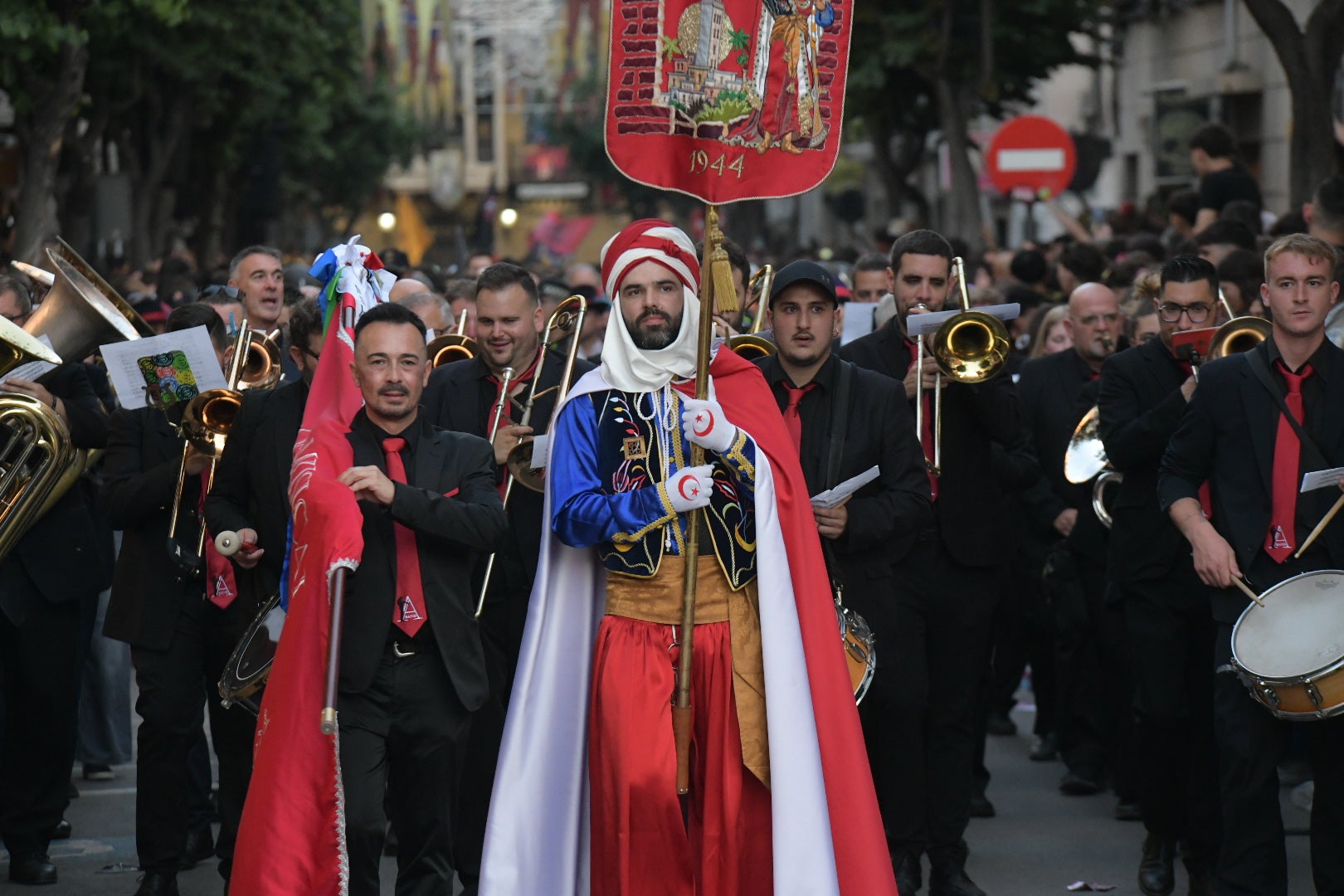 Elda vibra al unísono: la ciudad canta el himno Idella en un emotivo arranque de los Moros y Cristianos
