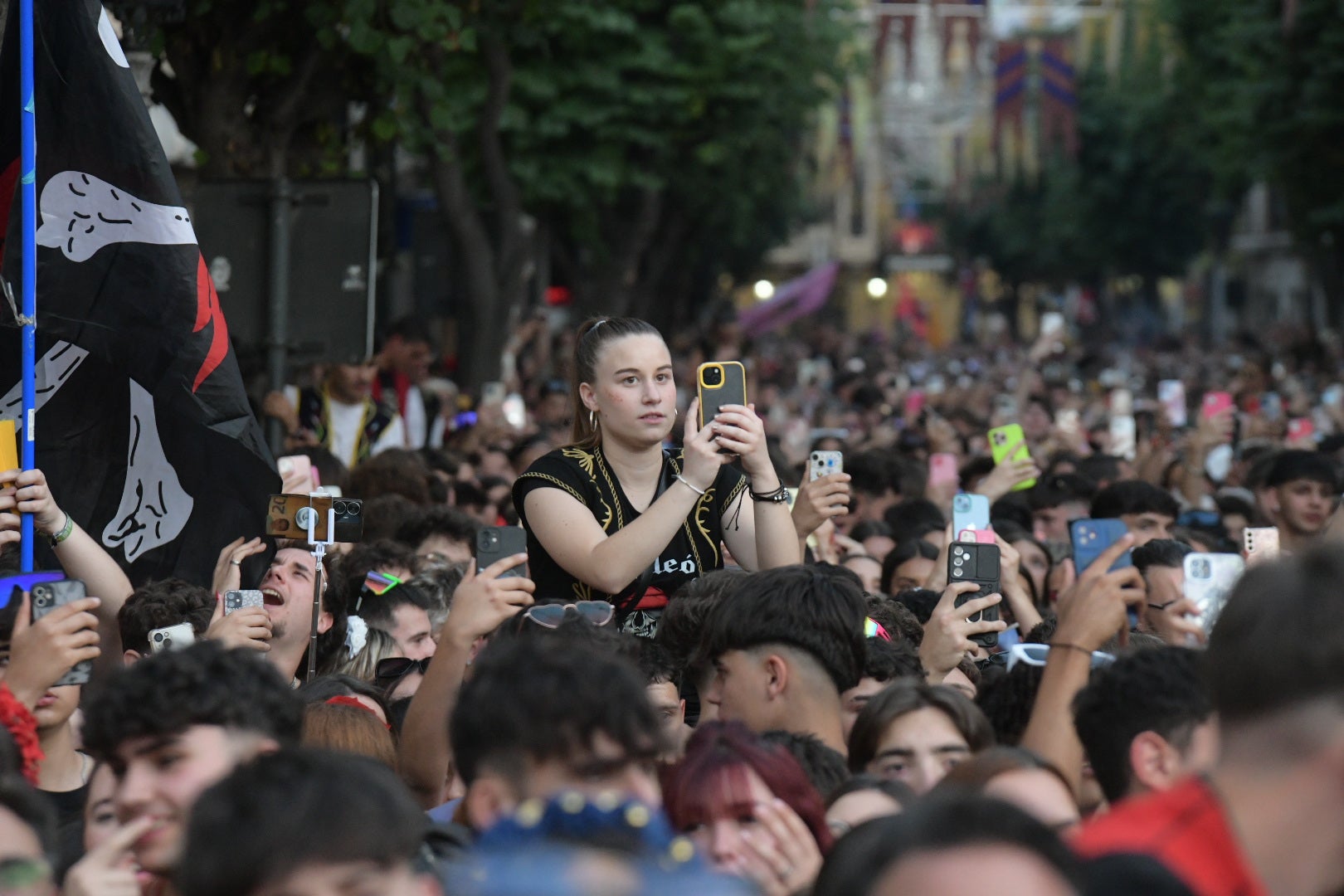 Elda vibra al unísono: la ciudad canta el himno Idella en un emotivo arranque de los Moros y Cristianos