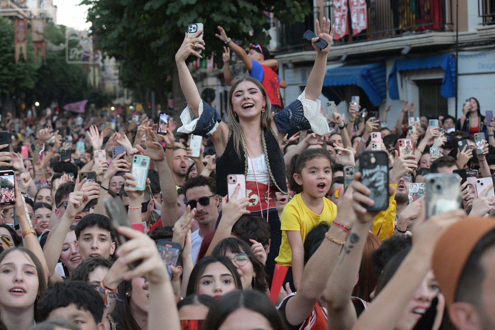 Elda vibra al unísono: la ciudad canta el himno Idella en un emotivo arranque de los Moros y Cristianos