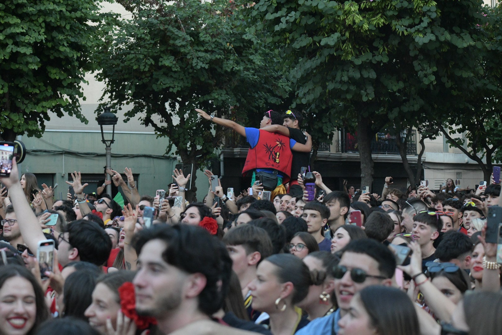 Elda vibra al unísono: la ciudad canta el himno Idella en un emotivo arranque de los Moros y Cristianos