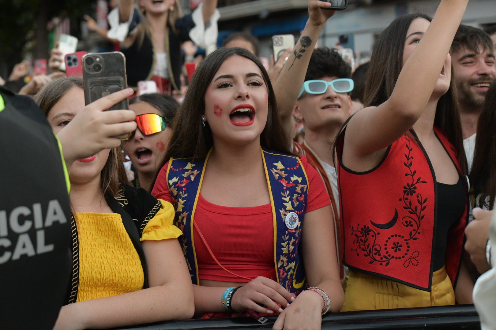 Elda vibra al unísono: la ciudad canta el himno Idella en un emotivo arranque de los Moros y Cristianos