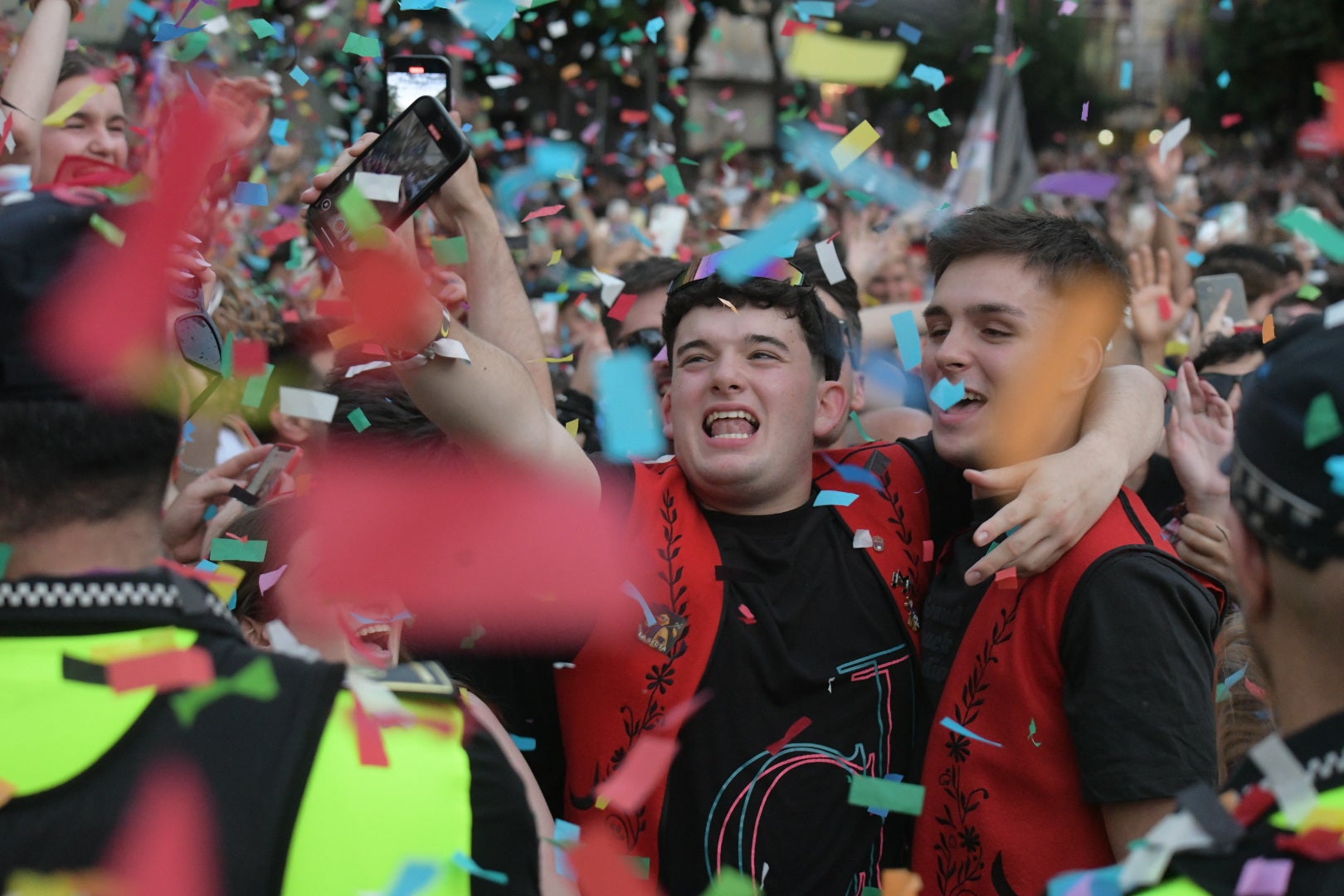 Elda vibra al unísono: la ciudad canta el himno Idella en un emotivo arranque de los Moros y Cristianos