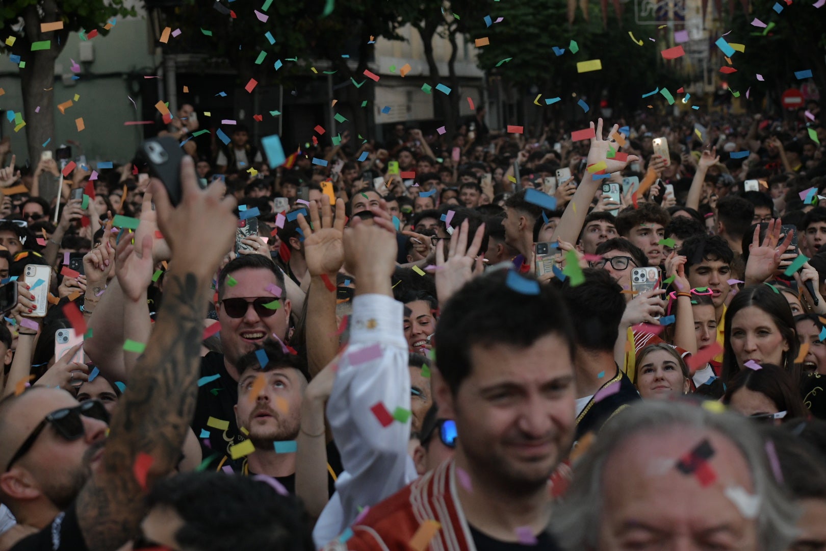 Elda vibra al unísono: la ciudad canta el himno Idella en un emotivo arranque de los Moros y Cristianos