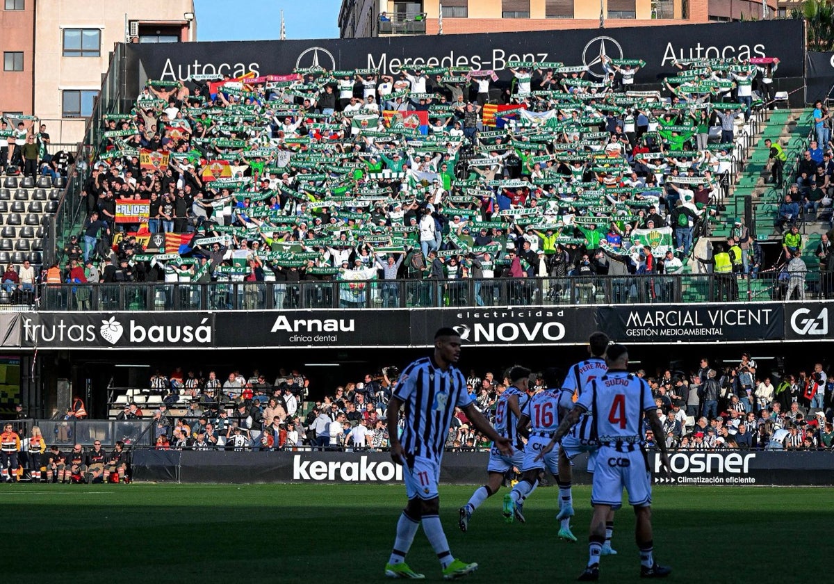 Elche fans travelling to Castellón.