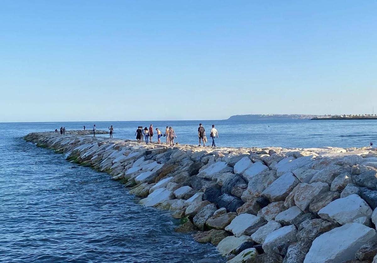 Los alicantinos hacen suya la nueva playa del Postiguet pese a estar cerrada