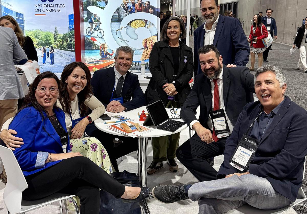 Delegation from the Tourism Board and the University of Alicante at the San Diego fair.