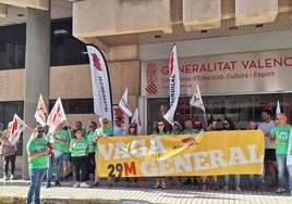 Concentración este jueves frente a la Dirección Territorial de Educación de Alicante.