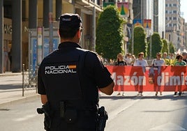 Un policía nacional vigila la manifestación contra Mazón en Alicante.