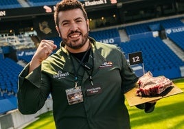 Óscar Varela, en el estadio Reale de San Sebastián, con una de las chuletas para la brasa.
