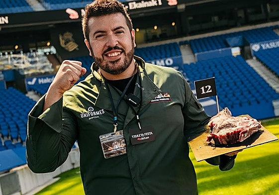Óscar Varela, en el estadio Reale de San Sebastián, con una de las chuletas para la brasa.