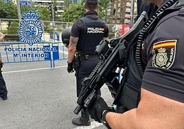 Patrullas de Policía Nacional en la plaza de los Luceros, previo a la mascletà