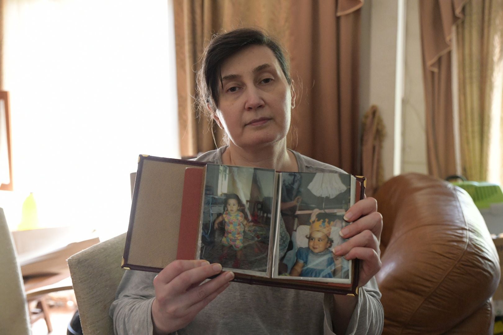 Imagen principal - 1. Olga shows photographs of her daughter in a family album. 2. Olga in her living room. 3. Some photographs of Betty's early days.