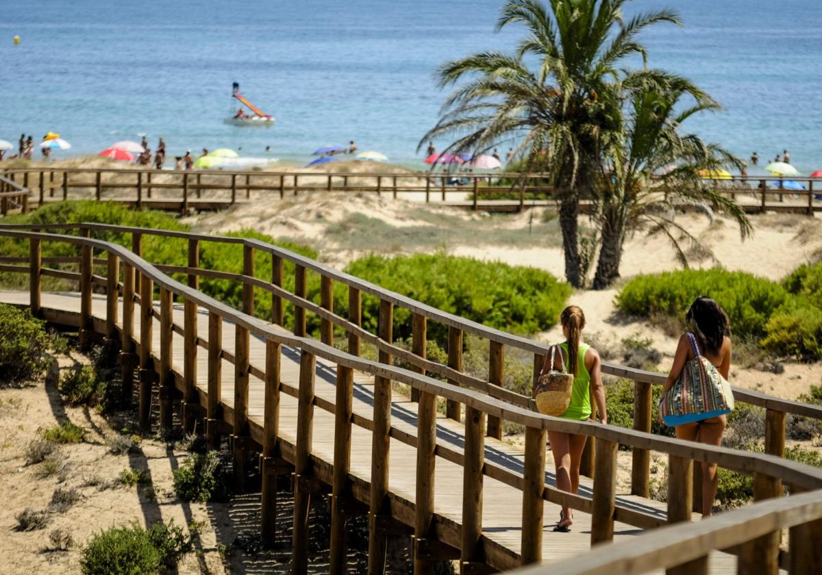 Elche pone en marcha el servicio de socorrismo en todas sus playas