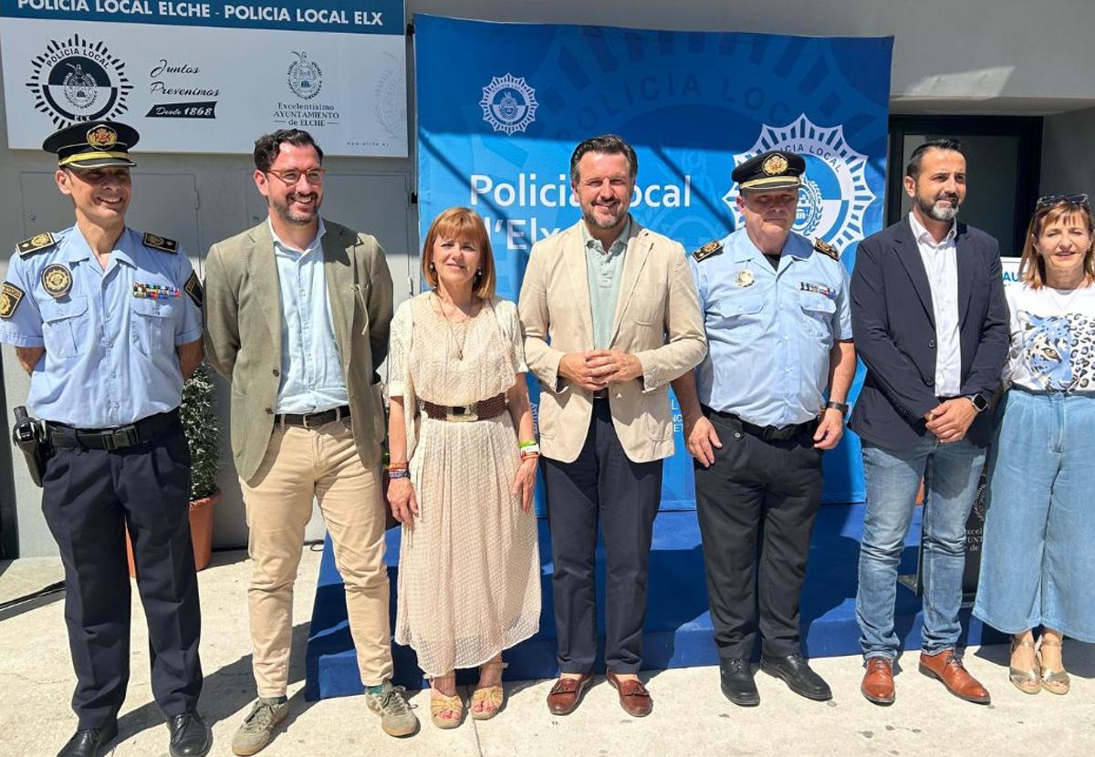 Representantes del Ayuntamiento y la Policía Local posan durante la inauguración de las nuevas dependencias policiales en Carrús.