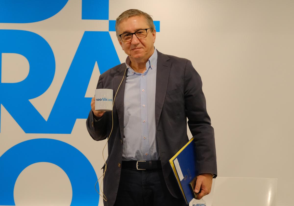 El conseller de Educación y Cultura, José Antonio Rovira, con su taza de TodoAlicante.
