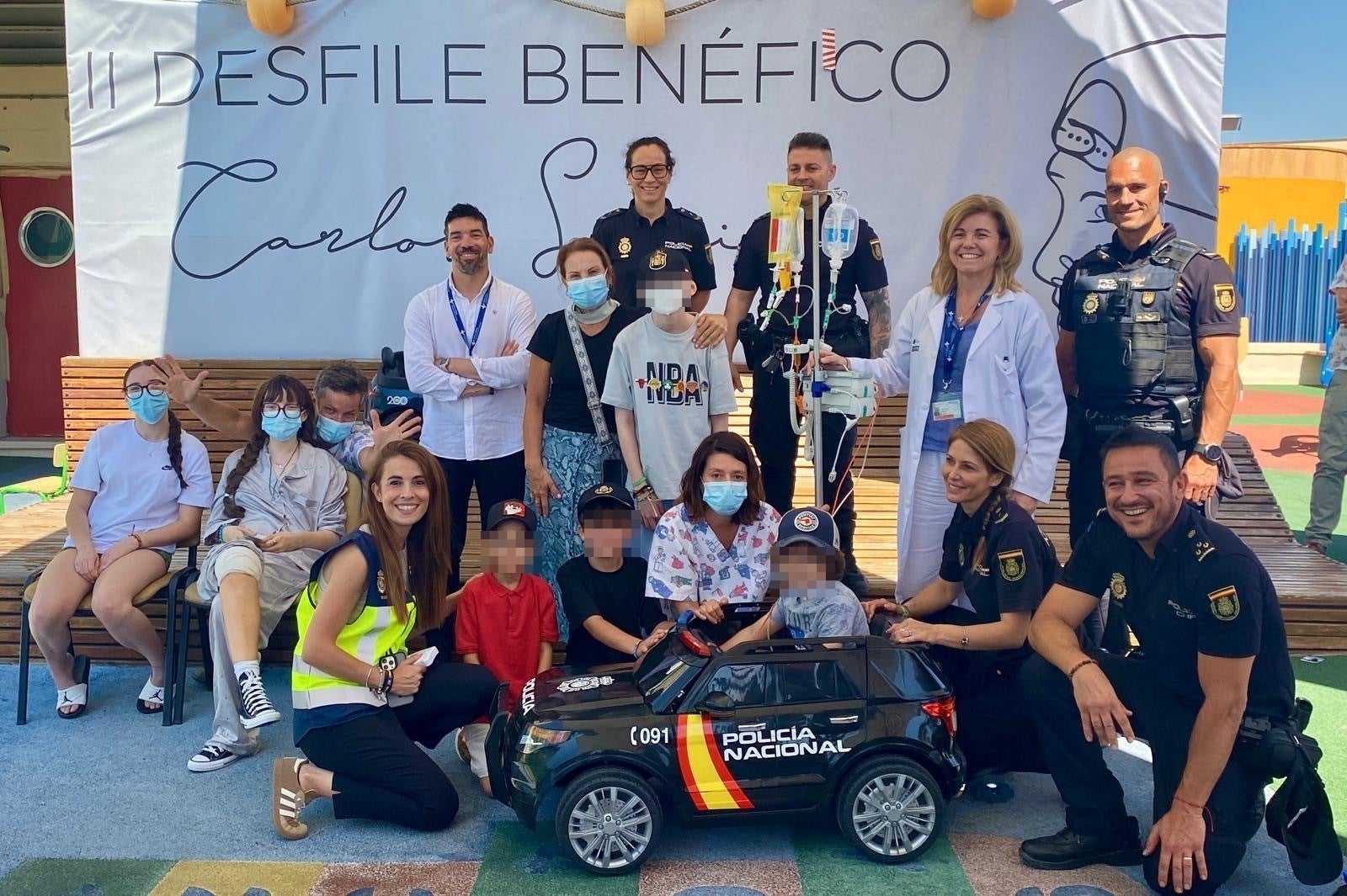 Agentes de la Policía Nacional acompañan a Lucas a la planta de Oncología Pediatra del Doctor Balmis.