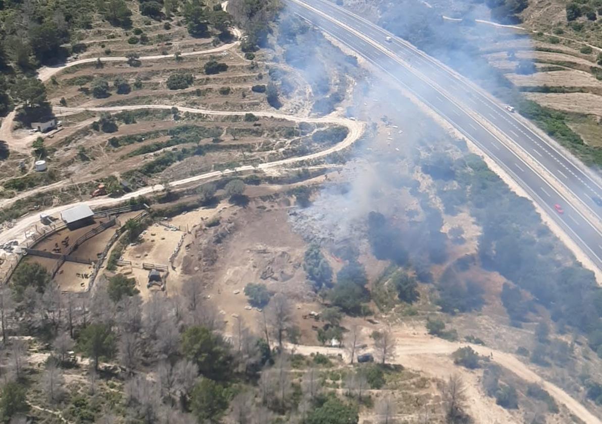 Imágenes del fuego declarado a la altura del km 630 de la AP-7.