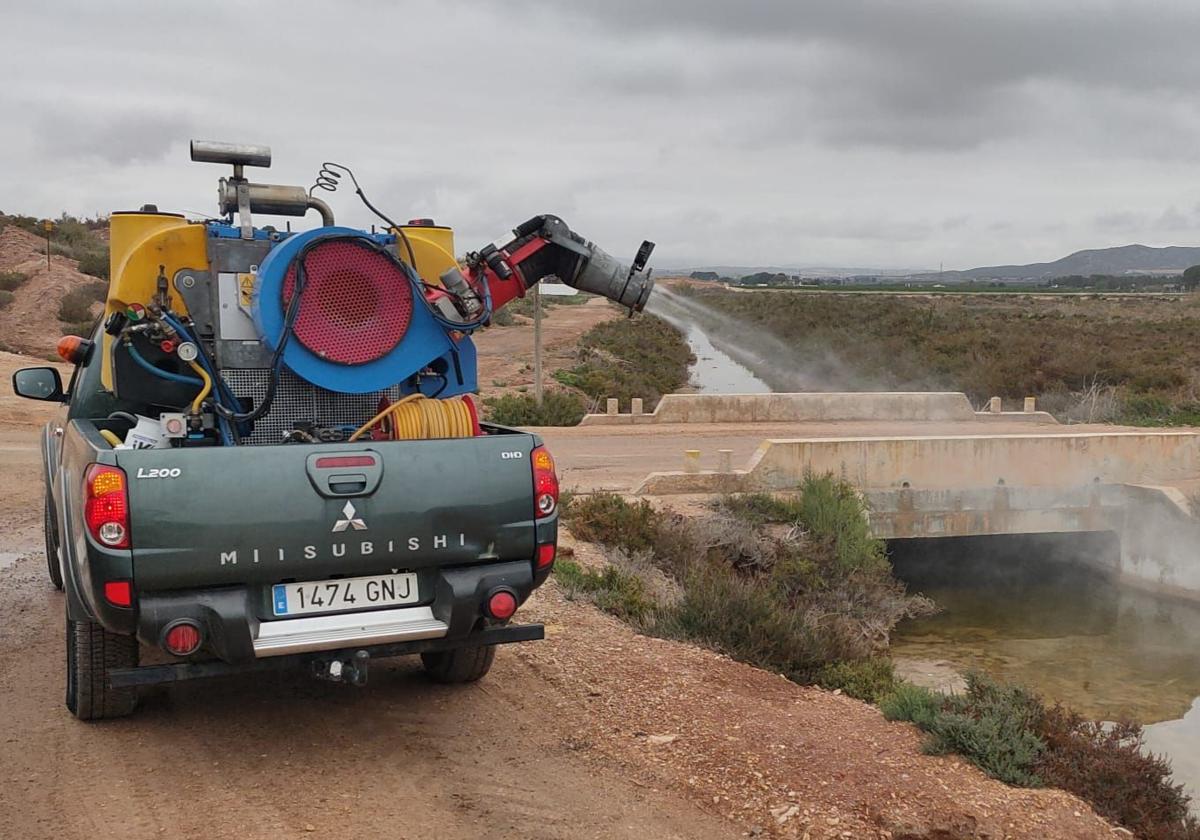 Un camión fumiga en los alrededores de las zonas húmedas.
