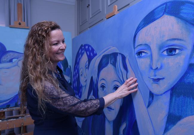 Sómnica Bernabeu with one of the paintings from 'Songs of the Siren'.