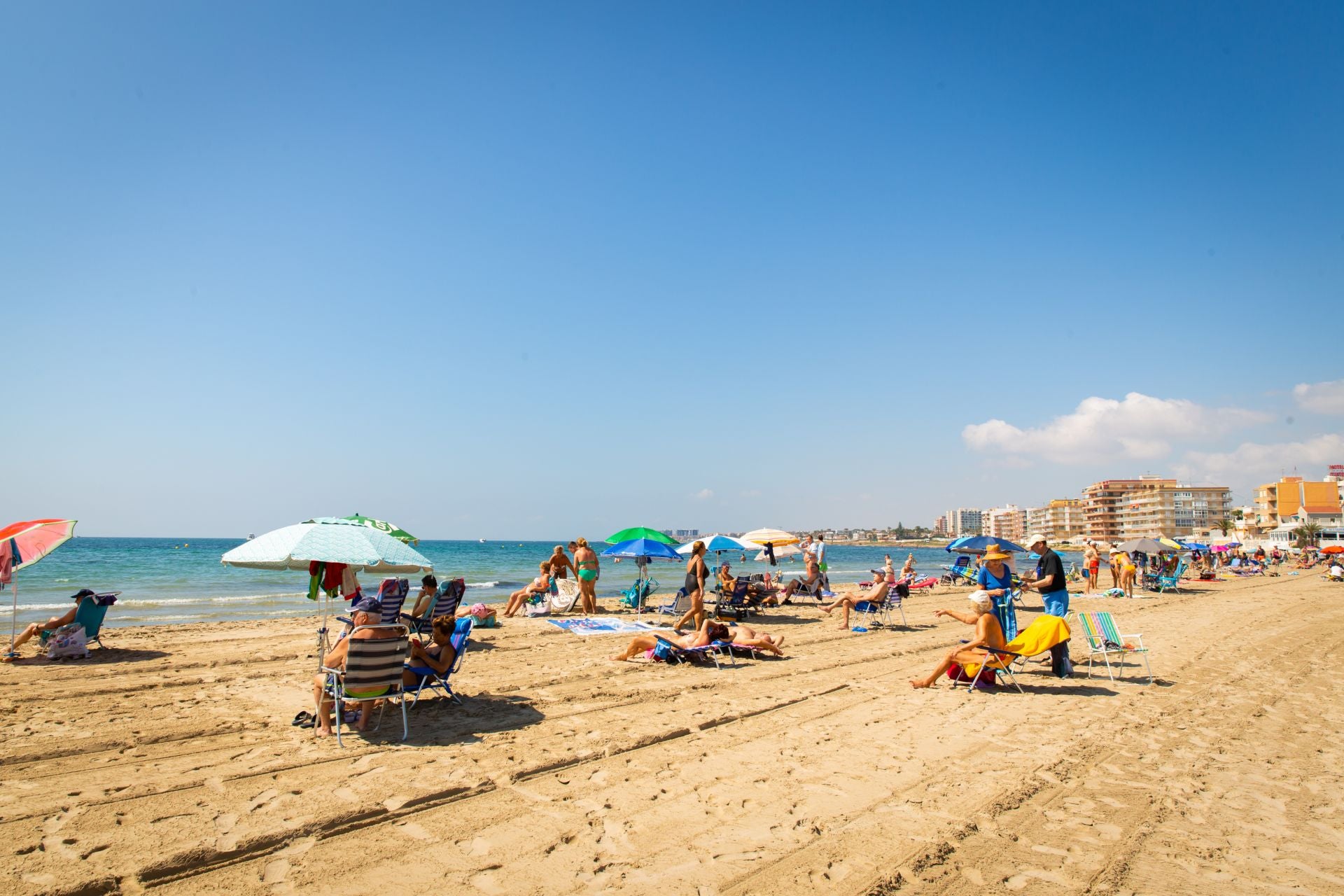 Imagen principal - Un hombre muere ahogado en la playa de Torrevieja