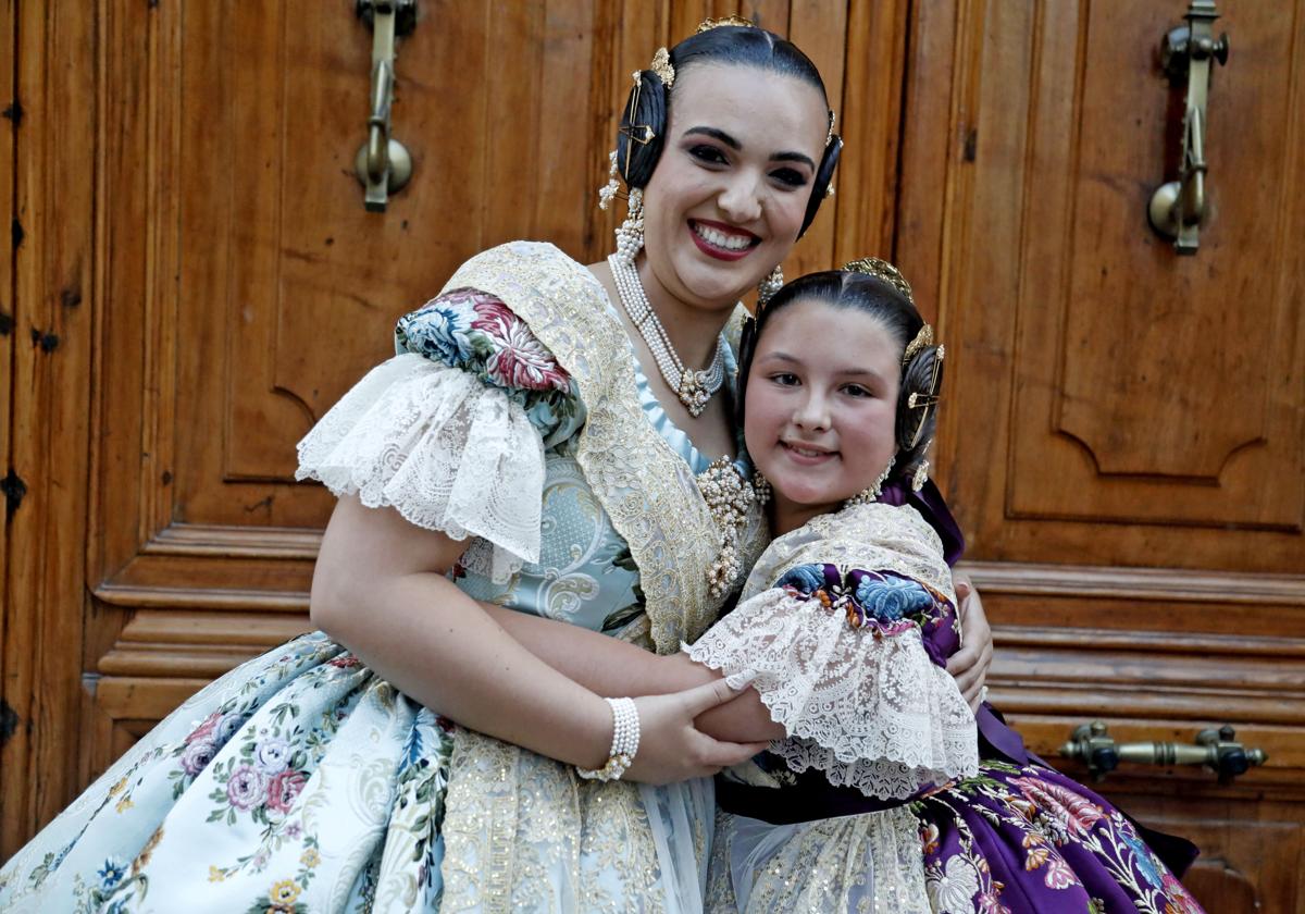 Paula Argudo Bañó y la niña Elia Lull Ballester, falleras mayores de Dénia 2026